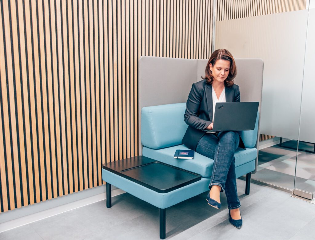 Rebekka Eitelwein sitzt in einer Praxis und arbeitet am Laptop